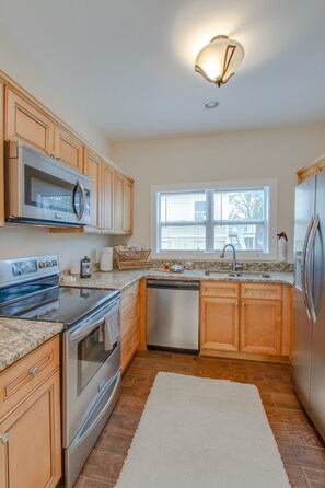 Frigorifero, microonde, forno, piano cottura