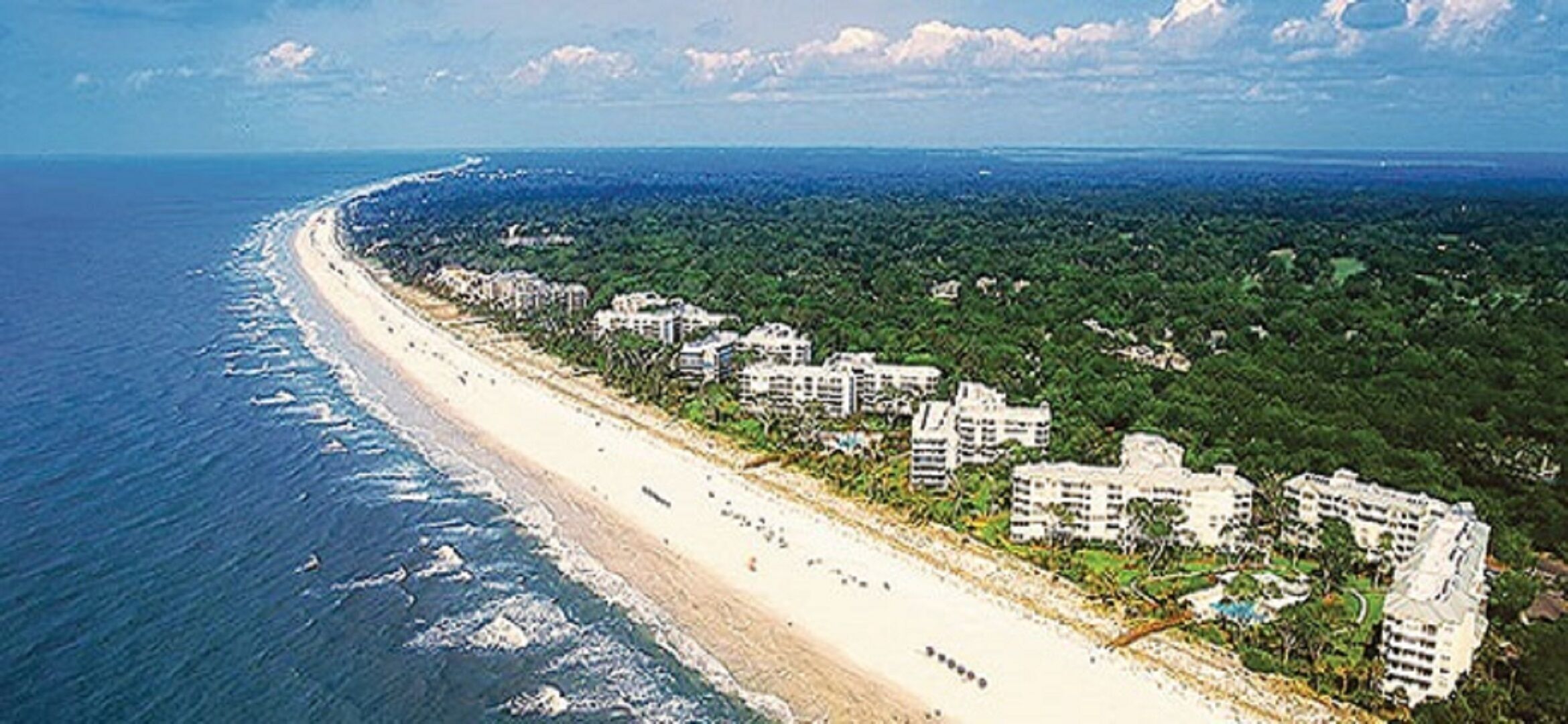 Nær stranden, solsenger og strandhåndklær