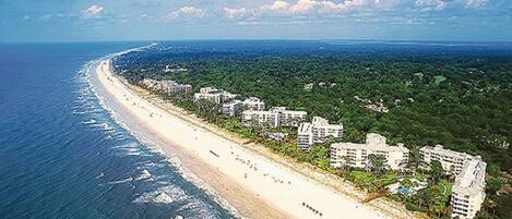 Beach nearby, sun loungers, beach towels