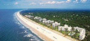 Beach nearby, sun loungers, beach towels