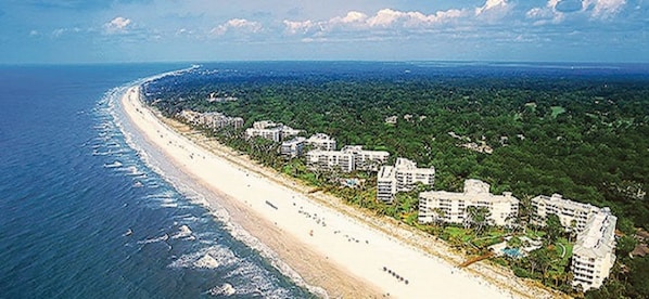 Beach nearby, sun-loungers, beach towels