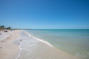 Una spiaggia nelle vicinanze