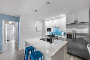 Frigorifero, microonde, forno, piano cottura