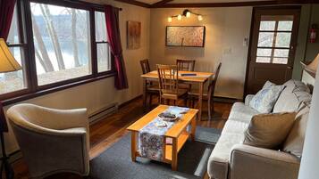 Tv, eldstad och en stereo