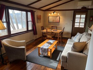 Een televisie, een open haard en een stereo