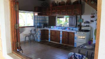 Frigorífic, forn, placa de cuina i cafetera i tetera