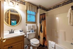 Combined shower/bathtub, hair dryer, towels
