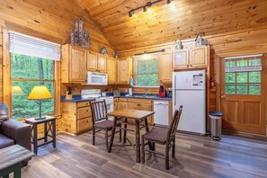 Fridge, microwave, oven, stovetop - Bear Hug - Free Spring Night (Sautee Nacoochee)