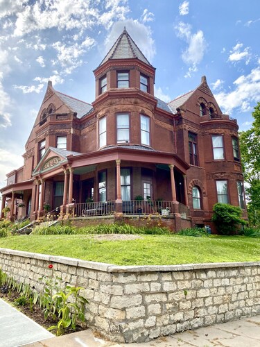 Vineyard Mansion - Carriage House - 1 Queen 1 Full Bed