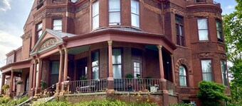 Vineyard Mansion - Carriage House - 1 Queen 1 Full Bed