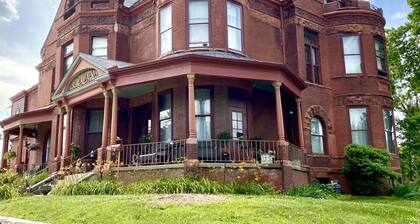 Vineyard Mansion - Carriage House - 1 Queen 1 Full Bed