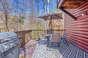 Outdoor dining - Bear Cub 1- A Cabin Experience in Helen, GA (Helen)