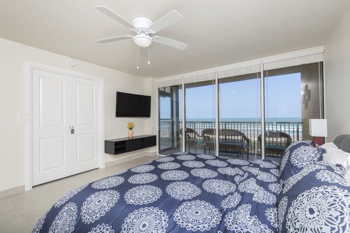 Omistajan erityinen rannalla sijaitseva 2 makuuhuoneen 2 kylpyhuoneen vuodepaikkoja 6 Wi-Fi, 2 uima-allasta, tennis