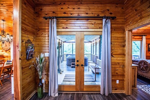 Luxurious cabin in the 💚 of town.  Construction near.