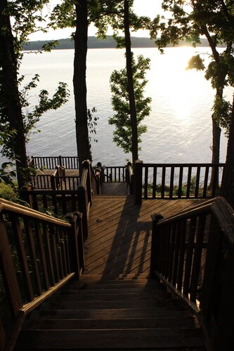 Includes wkday pontoon rental,1mi from national park walk/bike trails. Lakefront