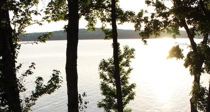 Includes wkday pontoon rental,1mi from national park walk/bike trails. Lakefront