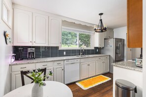 Fridge, microwave, oven, stovetop - Cute Mid Century Home - Be among Nashville stars - 5 Bed, 10 minutes to downtown (Nashville)