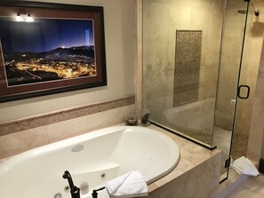 Dusche, Whirlpool, Haartrockner, Handtücher