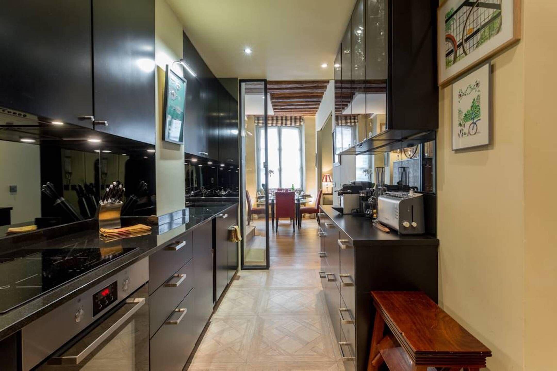 Réfrigérateur, micro-ondes, four, plaque de cuisson