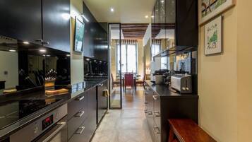 Réfrigérateur, micro-ondes, four, plaque de cuisson