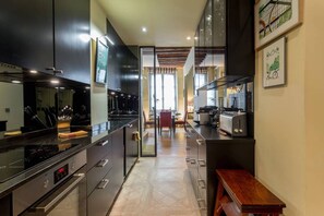 Frigorifero, microonde, forno, piano cottura