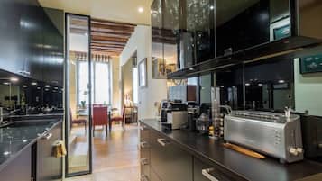 Réfrigérateur, micro-ondes, four, plaque de cuisson