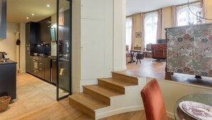 Un interior moderno con cocina, comedor y escalera.