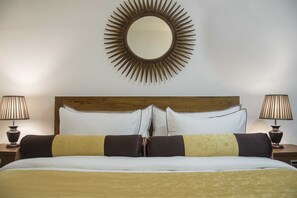 Deluxe Double Room, 1 King Bed, Non Smoking | Egyptian cotton sheets, premium bedding, minibar, in-room safe - Eagle Regency Boutique Hotel (Kandy)