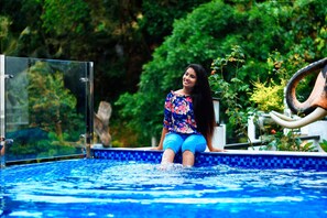 Outdoor pool, sun loungers - Eagle Regency Boutique Hotel (Kandy)