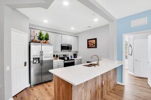 Kjøleskap, mikrobølgeovn, ovn og kokeplater