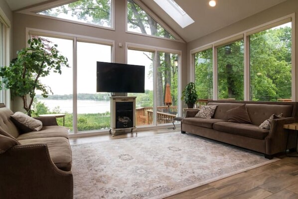 Smart TV, chimenea y impresora