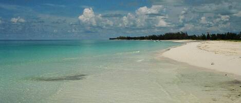 Rannalla, aurinkotuoleja, rantapyyhkeitä