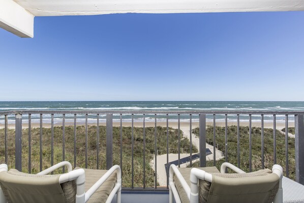 Property grounds - Beachfront 2 BR/2 BA Sleeps 6, Beachfront Pool, Free Wi-Fi Owner's Special (South Padre Island)