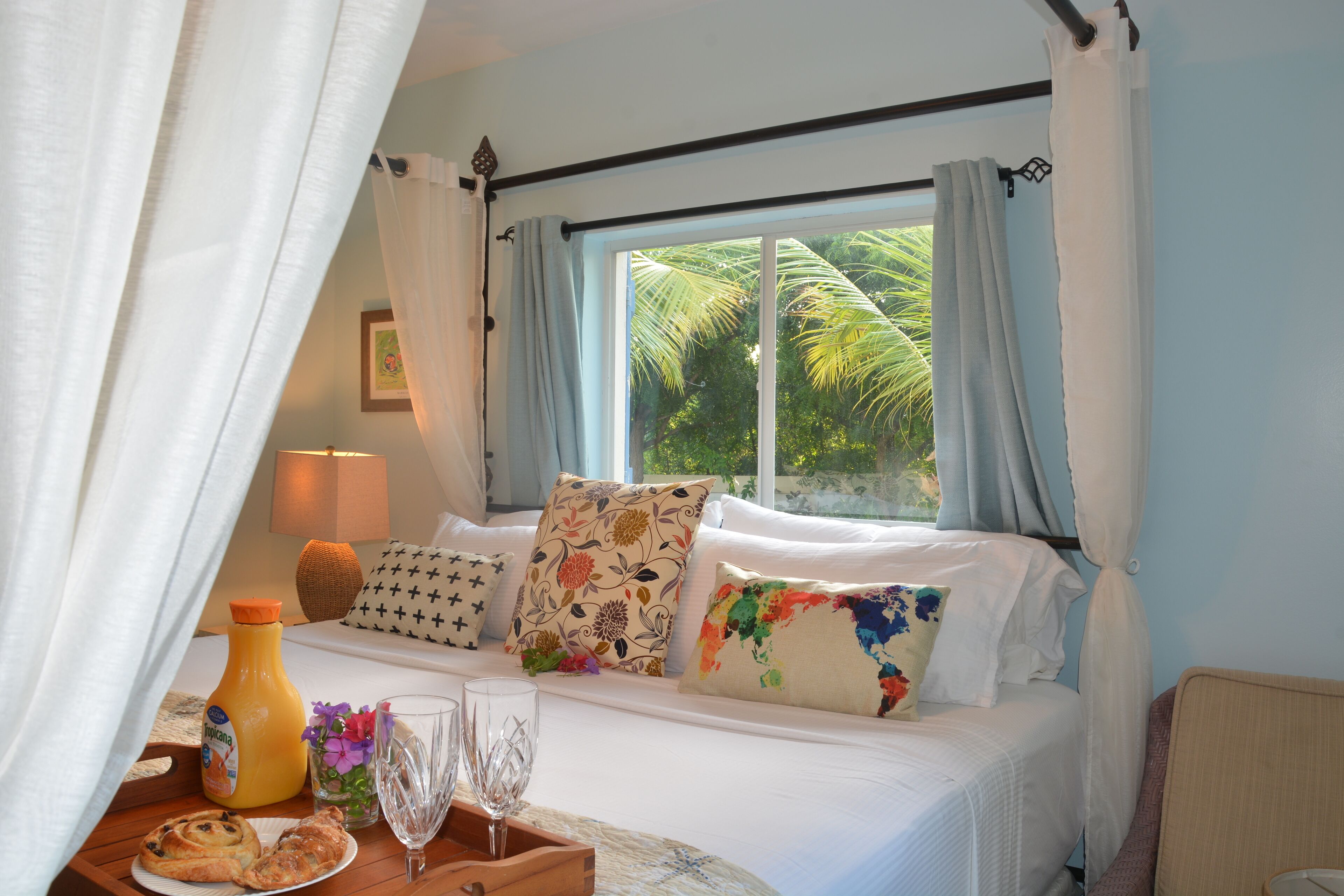 1 slaapkamer, een bureau, een strijkplank/strijkijzer, reisbedje