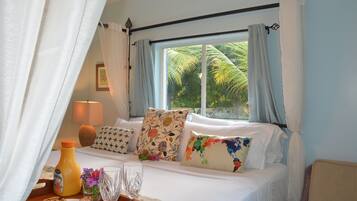 1 slaapkamer, een bureau, een strijkplank/strijkijzer, reisbedje