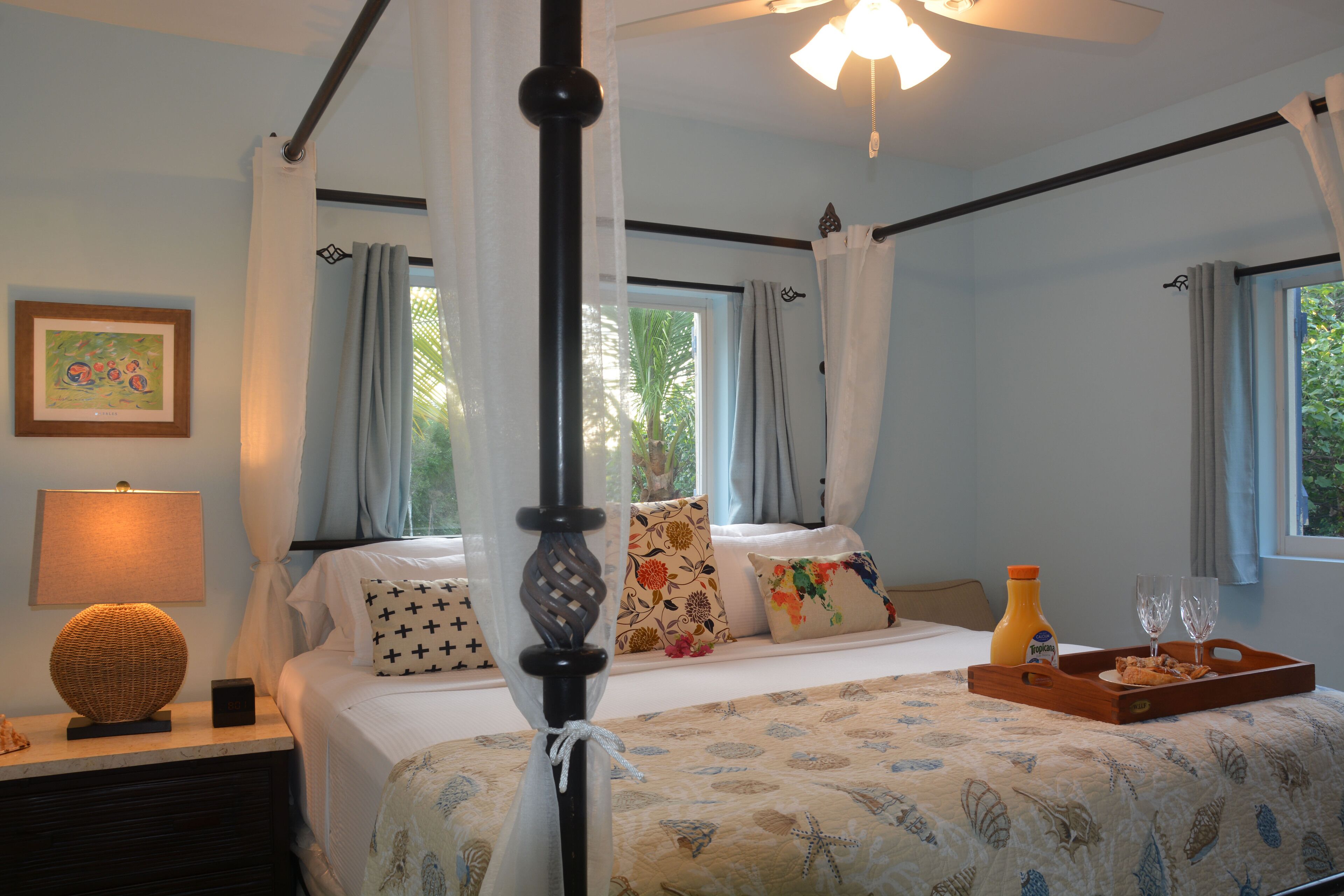 1 soverom, skrivebord, strykejern/-brett og reiseseng for barn