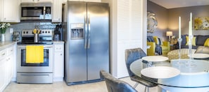 Geladeira, micro-ondas, fogão, cooktop