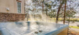 Pretty Parkside Place * Private Hot Tub  *Foosball