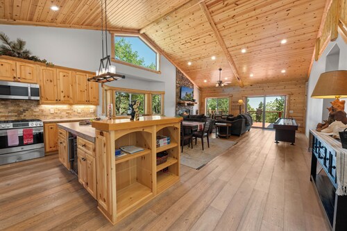 Modern Big Bear Cabin • Epic Views • Game Loft • Privacy • Slopes Nearby