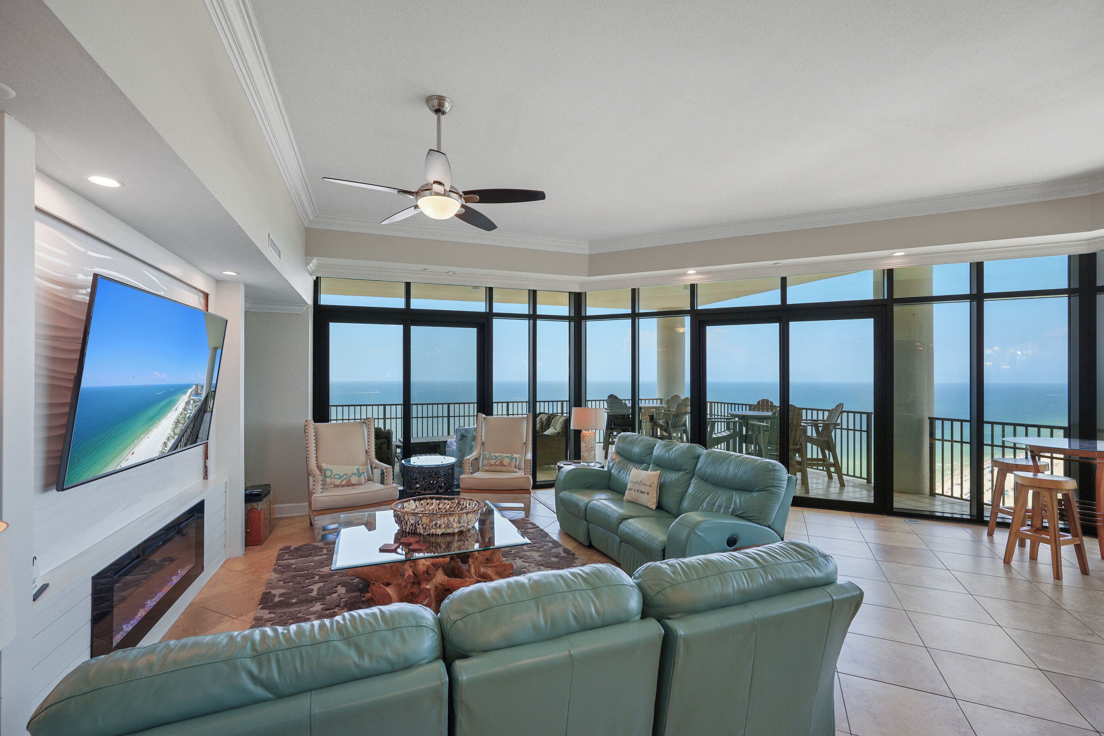 Älytelevisio, takka, videopelejä, DVD-soitin