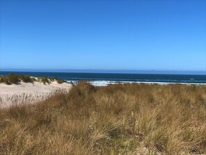 På stranden, solstolar och strandhanddukar
