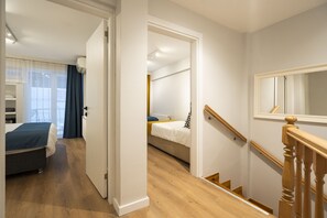 2 chambres, coffres-forts dans les chambres, fer et planche à repasser
