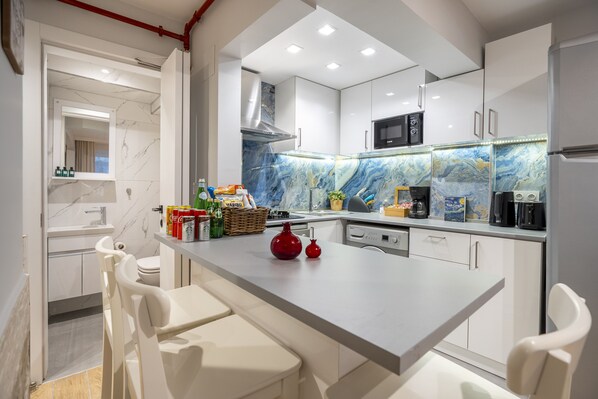 Fridge, microwave, oven, stovetop