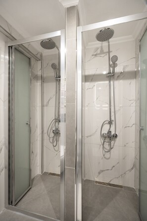 Een douche, een haardroger, handdoeken, zeep
