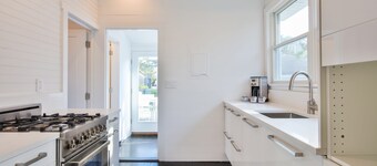Completely transformed Hampton style cottage!! 2 from Beach!!
