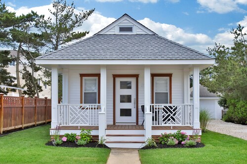 Completely transformed Hampton style cottage!! 2 from Beach!!
