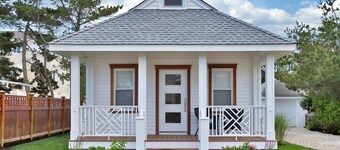 Completely transformed Hampton style cottage!! 2 from Beach!!