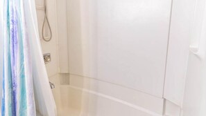 Combined shower/bathtub, hair dryer, towels