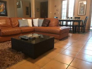 Televisión, reproductor de DVD, tenis de mesa y estéreo