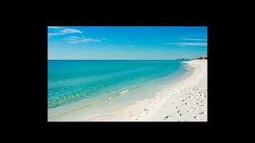 Plage, chaises longues, serviettes de plage